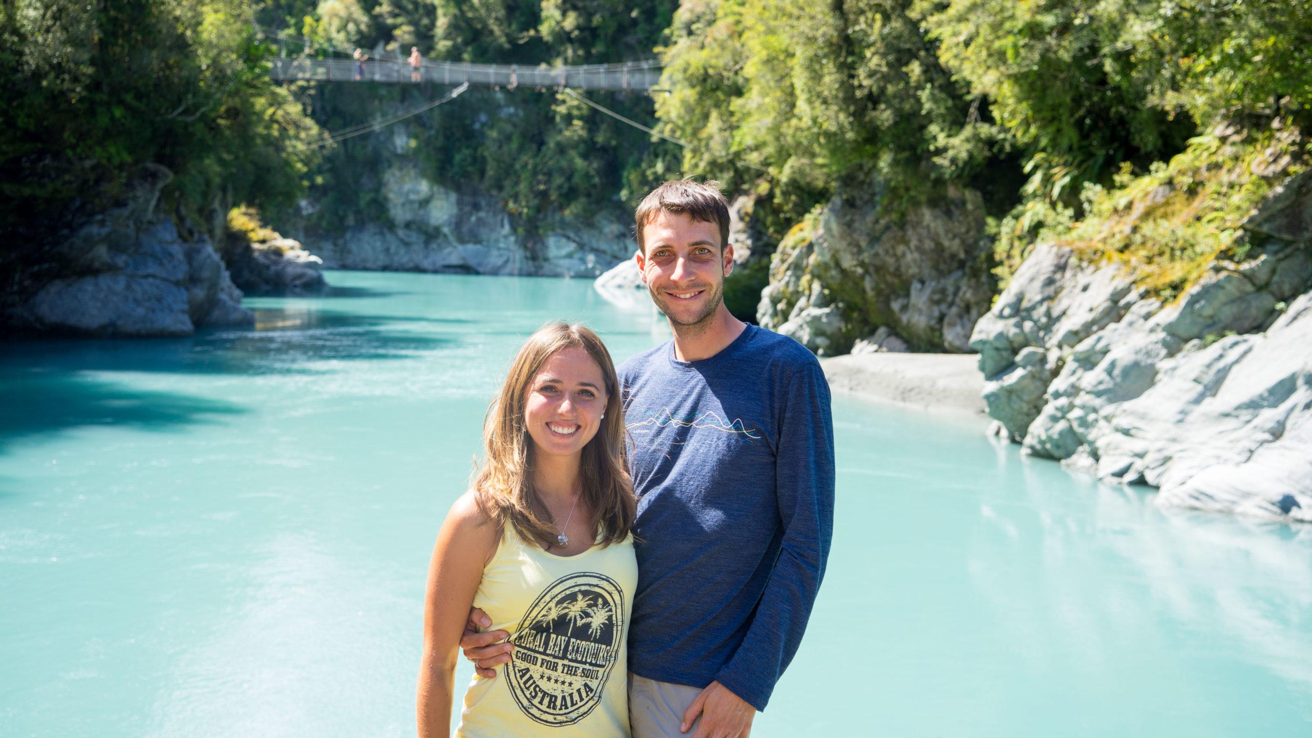 Das milchig blaue Wasser der Hokitika Schlucht und die weißen Gletscher von Neuseeland